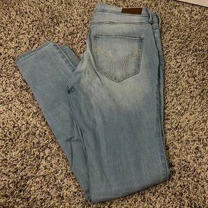 HOLLISTER LIGHT WASH HIGH RISE SKINNY JEANS SIZE 3 (SHORT)